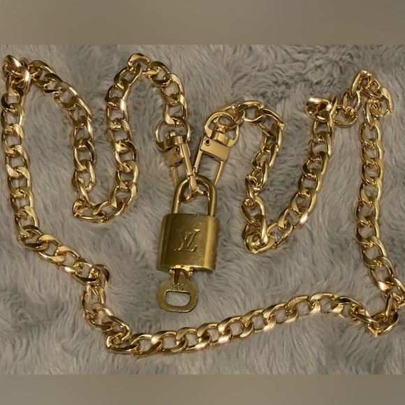 Lv lock and key clean and authentic ( comes with chain ) - Picture 5 of 5